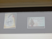 Wystawa na oknach bibliotek prezentująca propozycje literackie zawierające świąteczne motywy.