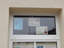 Zdjęcie prezentuje wystawę na oknach Powiatowej Biblioteki Publicznej w Puławach pt. „Poczytaj mi o świętach, czyli propozycje literackie dla dzieci na grudzień”.