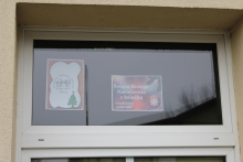  Zdjęcie prezentuje wystawę na oknach Powiatowej Biblioteki Publicznej opisującą książki, które w niezwykły sposób opisują bożonarodzeniowy nastrój, rodzinne spotkania i zimowe przygody.