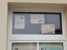 Zdjęcie prezentuje wystawę na oknach Powiatowej Biblioteki Publicznej w Puławach pokazującą najciekawsze książki z wyrazem „miłość” w tytule.