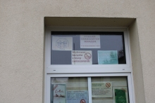 Zdjęcie prezentuje wystawę na oknach Powiatowej Biblioteki Publicznej, która prezentuje książki, które na przestrzeni lat usuwano z bibliotek, wycofywano z obiegu, cenzurowano lub niszczono. Wystawa promuje akcję Tydzień Zakazanych Książek. 