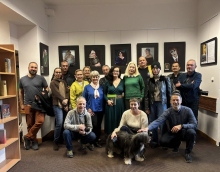 Zdjęcie prezentuje wernisaż wystawy Moniki Gądor, który odbył się 9 marca 2024 r. o godzinie 12:30 w Bibliotece Publicznej w Kazimierzu Dolnym.