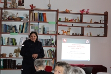 Zdjęcie prezentuje spotkanie z nadkomisarz Ewą Rejn-Kozak w ramach Powiatowego Klubu Książki, które odbyło się 24 marca 2026 r. o godzinie 13:00 w Powiatowej Bibliotece Publicznej w Puławach. Na zdjęciu nadkomisarz Ewa Rejn-Kozak.