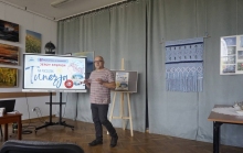 Zdjęcie prezentuje spotkanie z cyklu podróżniczego z panem Jerzym Stępniem, które odbyło się 18 czerwca 2024 r. w końskowolskiej bibliotece. 