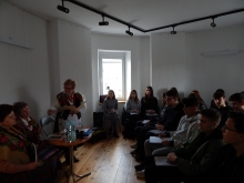 Zdjęcie przedstawia imprezę kulturalną „Jak dawniej mówiono” w ramach projektu „Ochrona i wykorzystanie zasobów dziedzictwa materialnego i niematerialnego dotyczącego obserwatorium astronomicznego w Puławach”.