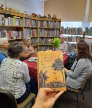  Zdjęcie prezentuje listopadowe spotkanie kazimierskiego DKK, które odbyło się 20 listopada 2025 r. w siedzibie biblioteki. 