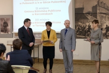 Zdjęcie prezentuje odbiór nagrody w konkursie dla „Partnerstw lokalnych  w województwie lubelskim”, organizowanym przez  Wojewódzką Bibliotekę Publiczną im. Hieronima Łopacińskiego w Lublinie przez panią dyrektor Zofię Małek.