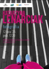 Zdjęcie prezentuje plakat zapraszający na wernisaż wystawy fotografii Katarzyny Lenarciak, który odbędzie się 12 lipca 2025 r. o godz. 12:30 w Bibliotece Publicznej w Kazimierzu Dolnym. 