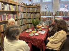 Zdjęcie prezentuje grudniowe spotkanie kazimierskiego DKK, które odbyło się 11 grudnia 2025 r. w siedzibie kazimierskiej biblioteki. 