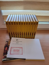  Zdjęcie prezentuje ułożone na parapecie książki Adama Mickiewicza pt. "Dziady". Jedna z nich jest otwarta i widać okolicznościową pieczęć Narodowego Czytania oraz stempel akcji Bookcrossing.