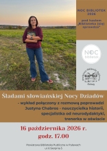 Zdjęcie prezentuje plakat zapraszający na Noc Bibliotek, która odbędzie się 16 X 2026 r. (piątek) o godzinie 17:00 w Powiatowej Bibliotece Publicznej. Temat spotkania to: Śladami słowiańskiej Nocy Dziadów. Wykład połączony z rozmową poprowadzi Justyna Chabros. Na plakacie wszystkie informacje. Oraz zdjęcie pani Justyny stojącej na zielonej trawie i trzymającej w rękach książkę pt. „Mitologia słowiańska”. 