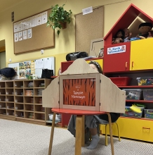 Zdjęcie prezentuje lekcję biblioteczną z cyklu W magicznym świecie Kamishibai w grupie Króliczki z Publicznego Przedszkola Integracyjnego w Puławach.