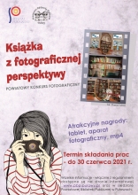 Plakat promujący konkurs fotograficzny pt. "Książka z fotograficznej perspektywy". Na plakacie wydać zdjęcia książek, postać dziewczyny z aparatem fotograficznym i niezbędne informacje dotyczące konkursu.  