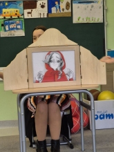 Zdjęcie prezentuje lekcję biblioteczną z cyklu W magicznym świecie Kamishibai w klasie pierwsze w Szkole Podstawowej nr im. Tadeusza Kościuszki w Puławach. 