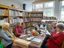 Zdjęcie prezentuje spotkanie kazimierskiego Dyskusyjnego Klubu Książki.