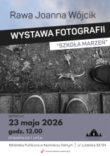 Zdjęcie prezentuje plakat zapraszający na  wernisaż wystawy fotografii Joanny Rawy Wójcik „Szkoła Marzeń", który odbędzie się 23 maja 2026 r. godz. 12:00 w siedzibie kazimierskiej biblioteki (ul. Lubelska 32/34). Na plakacie wszystkie informacje oraz widać zdjęcie dziecięcych butów i leżącą na trawie figurkę plastykowego dinozaura. 